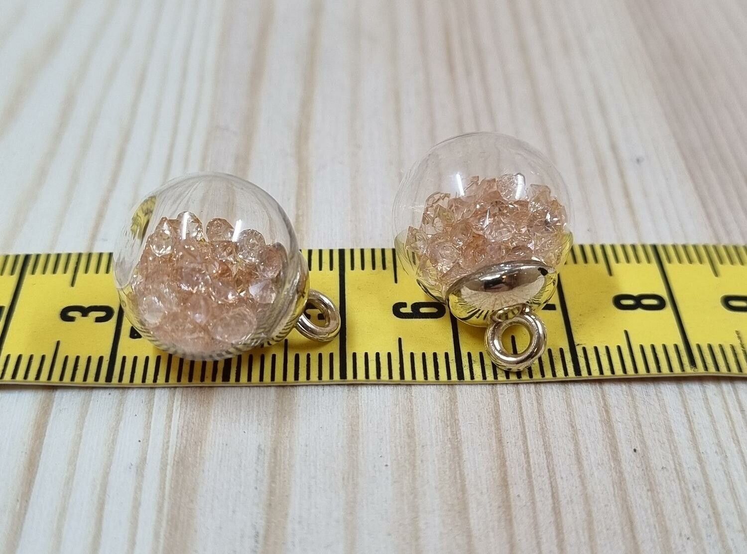 2 st runda glasberlocker, miniflaskor / glasbollar med ögla (beige fyllning)