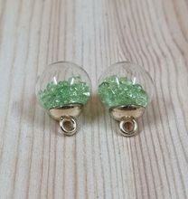 2 st runda berlocker, miniflaskor / glasbollar med ögla (grön fyllning)