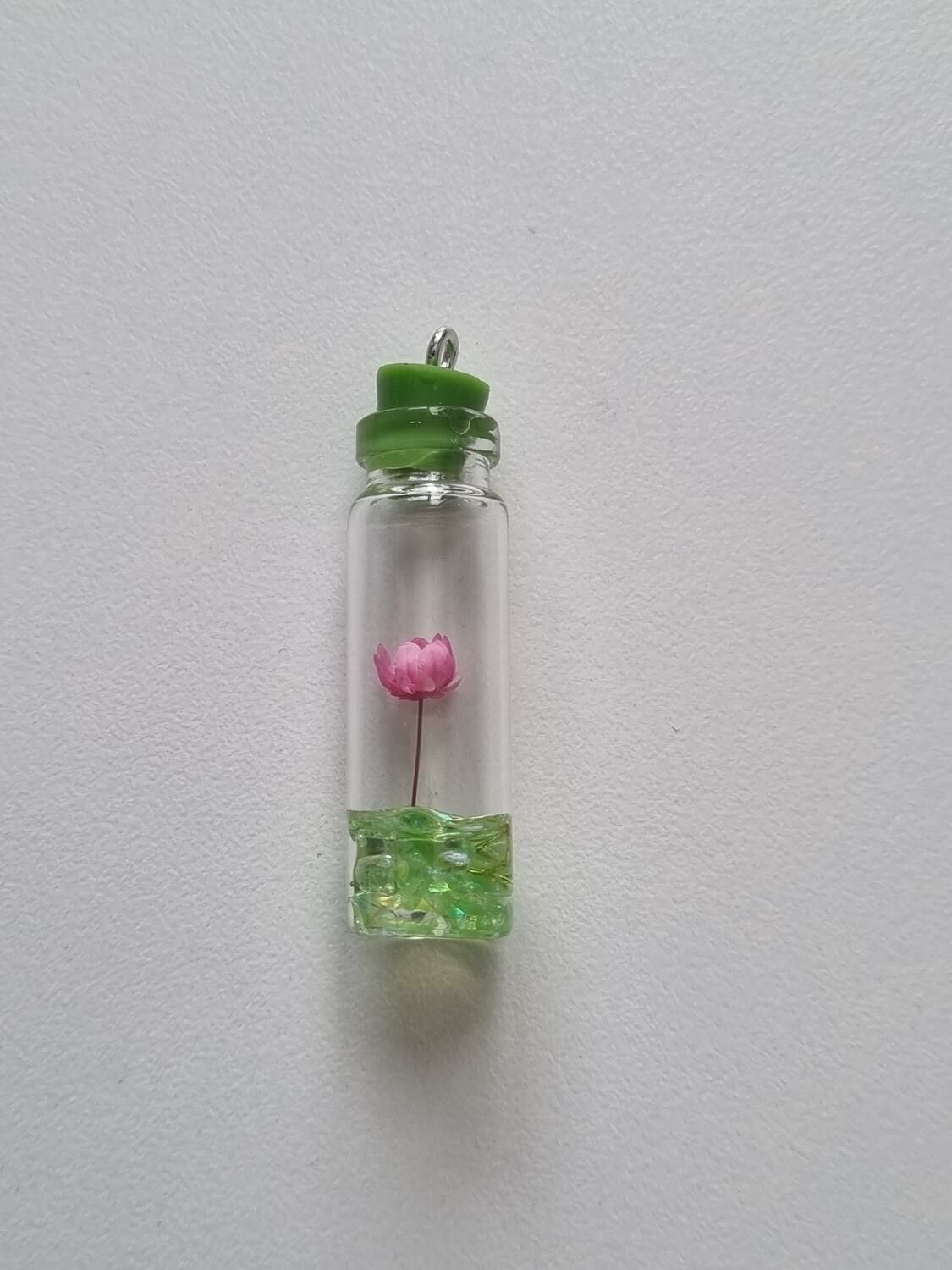 1 st glasflaska miniatyr, miniflaska till dockskåp, tittskåp (grön)