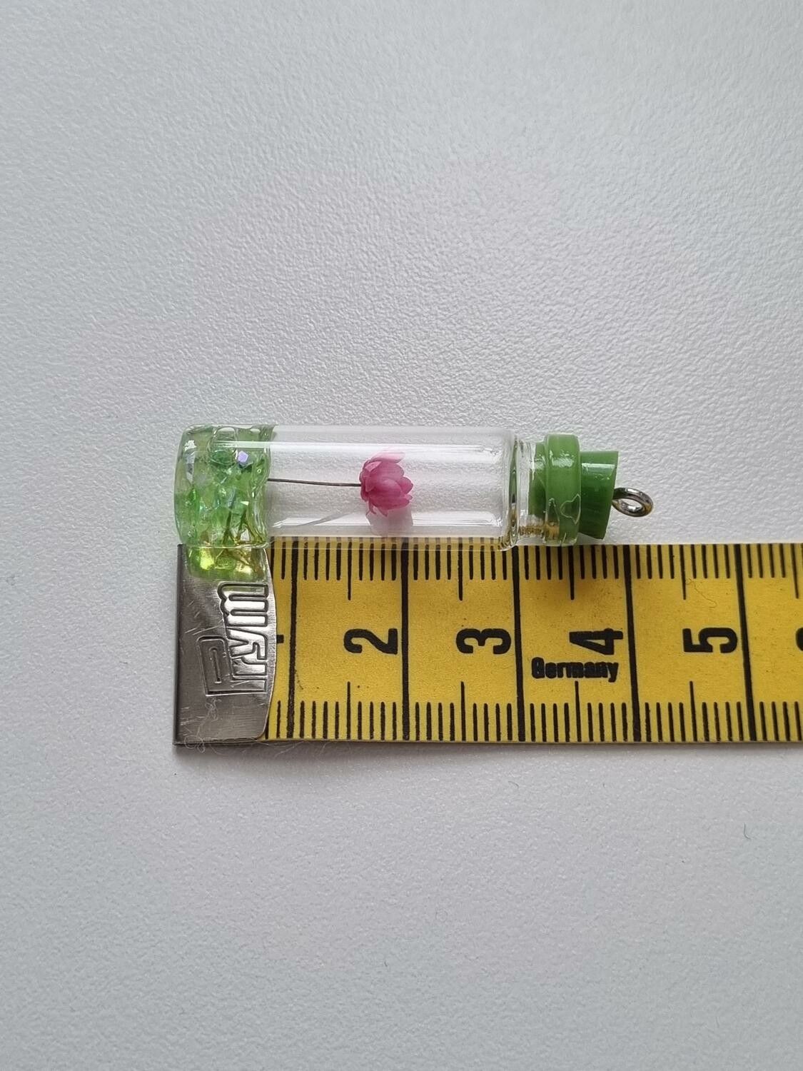 1 st glasflaska miniatyr, miniflaska till dockskåp, tittskåp (grön)