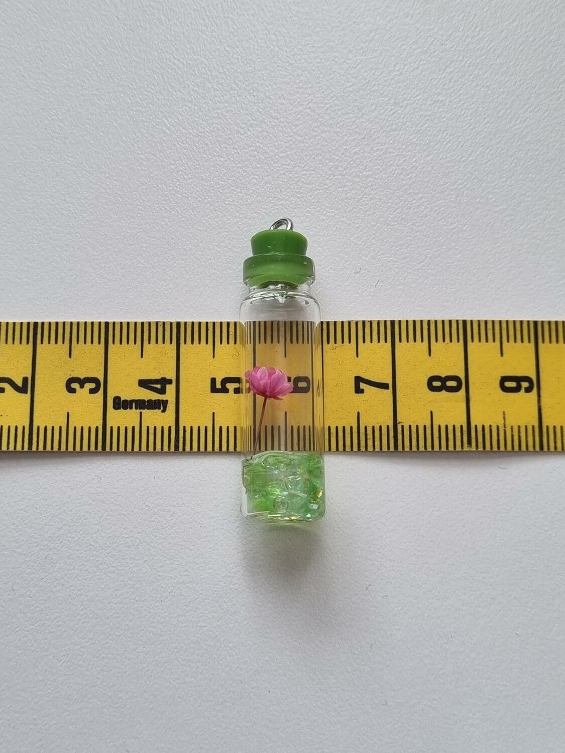 1 st glasflaska miniatyr, miniflaska till dockskåp, tittskåp (grön)
