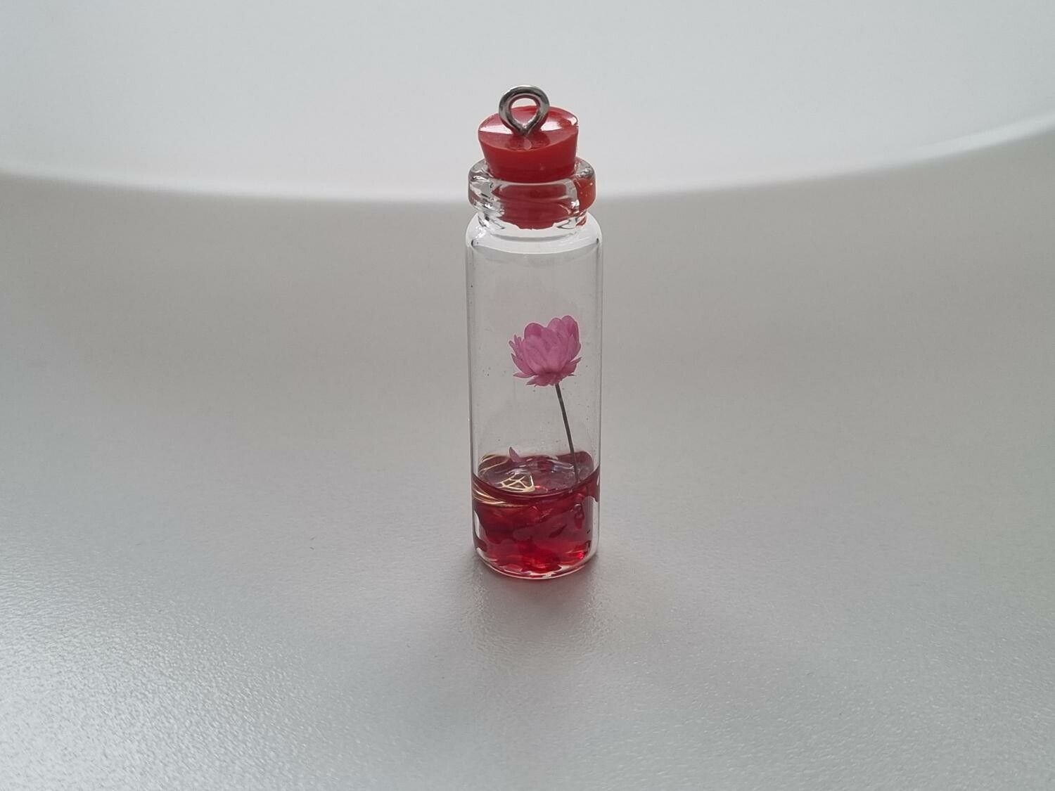 1 st glasflaska miniatyr, miniflaska till dockskåp, tittskåp (röd)
