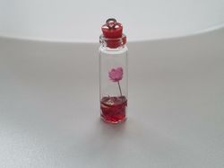 1 st glasflaska miniatyr, miniflaska till dockskåp, tittskåp (röd)