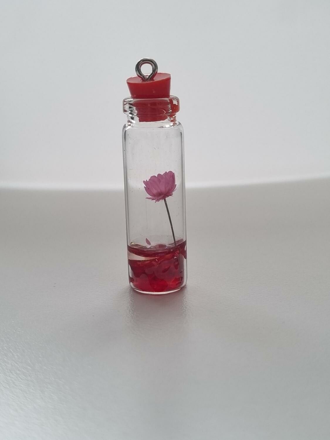 1 st glasflaska miniatyr, miniflaska till dockskåp, tittskåp (röd)