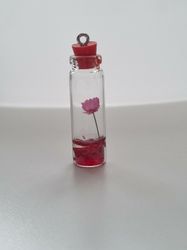 1 st glasflaska miniatyr, miniflaska till dockskåp, tittskåp (röd)
