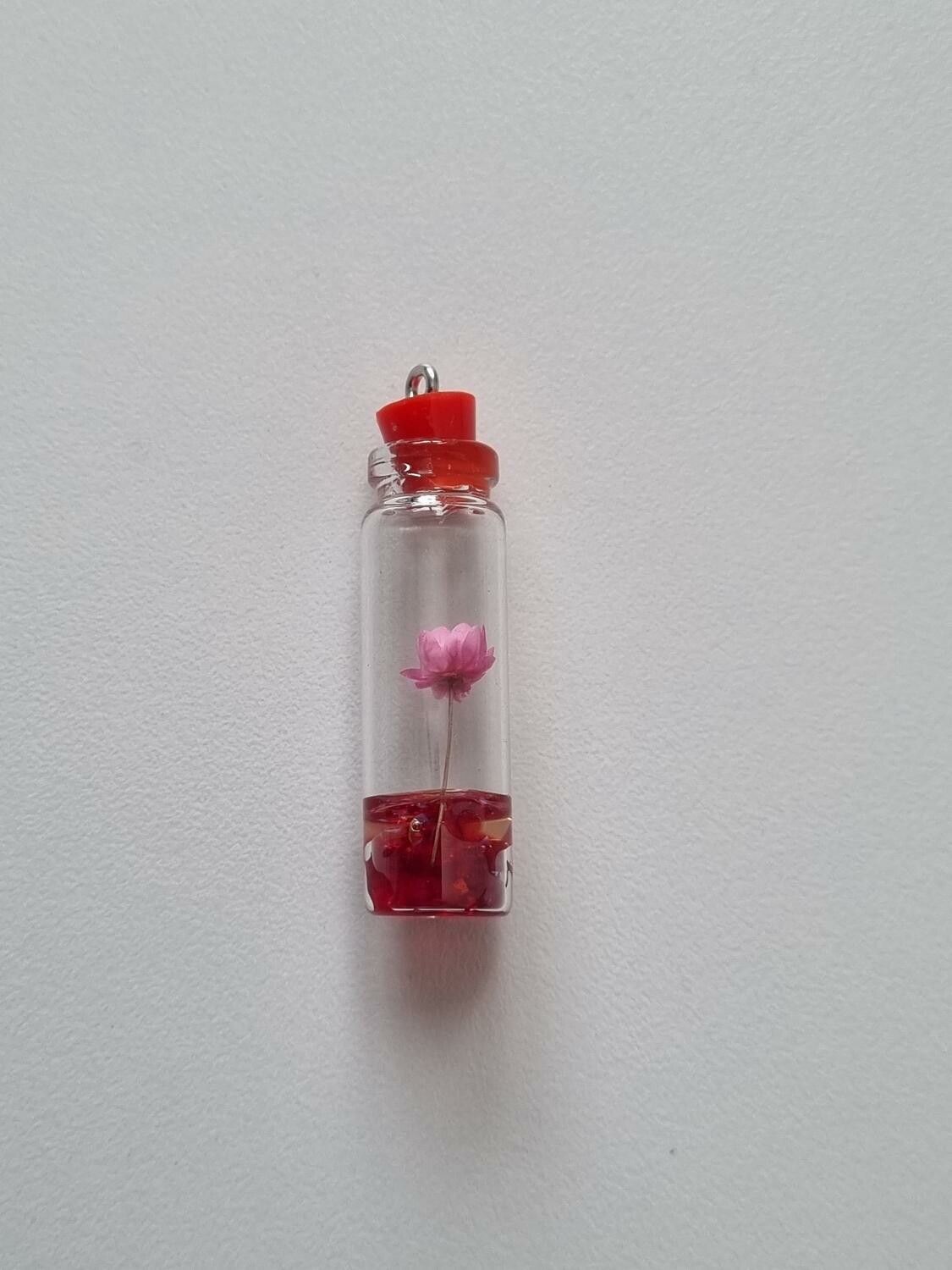 1 st glasflaska miniatyr, miniflaska till dockskåp, tittskåp (röd)