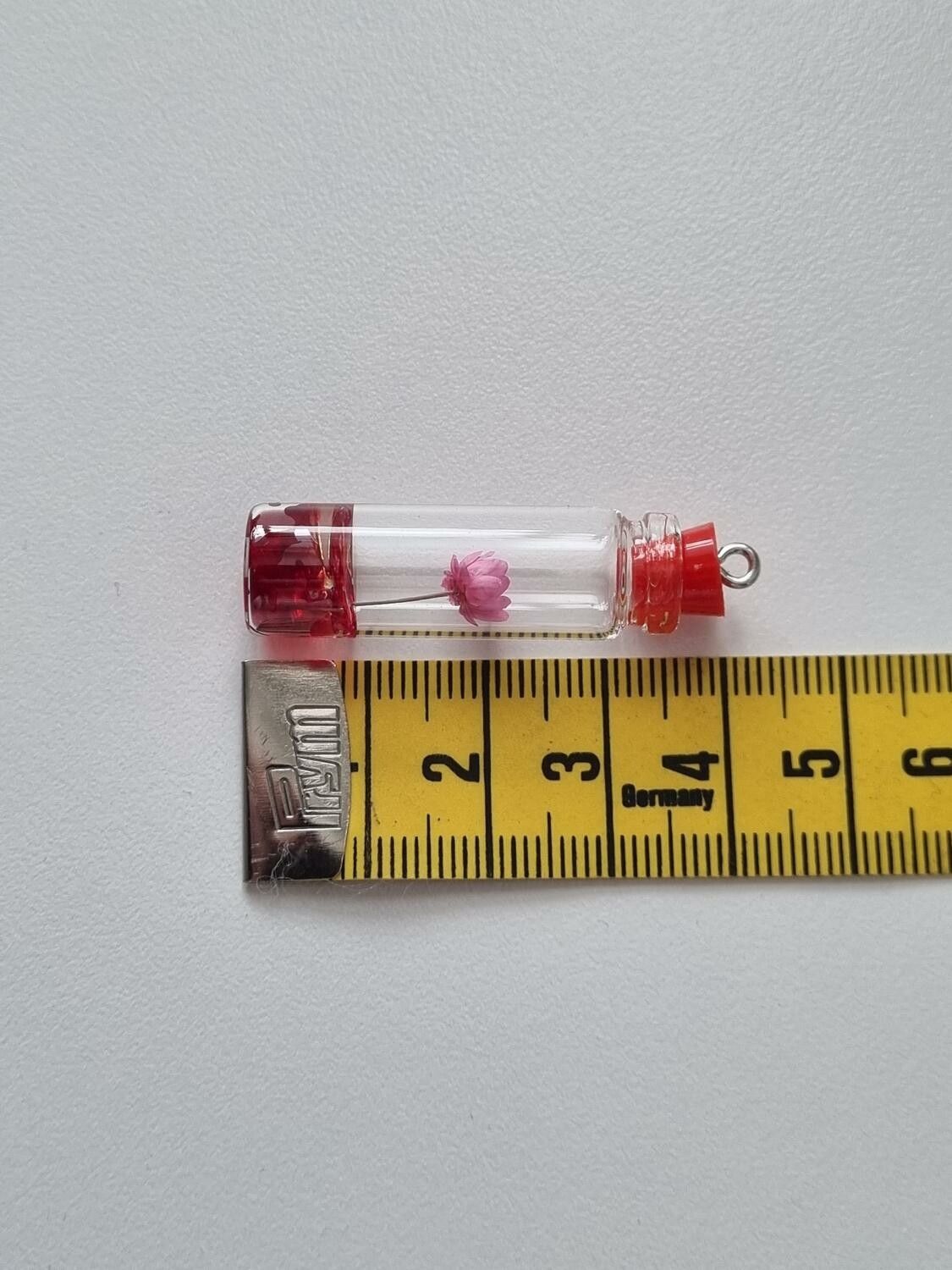1 st glasflaska miniatyr, miniflaska till dockskåp, tittskåp (röd)