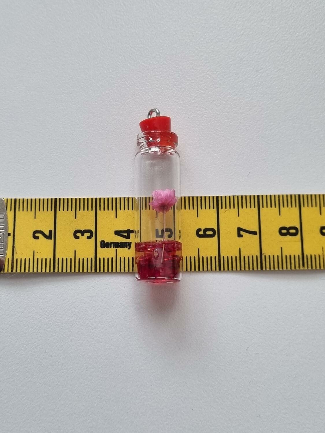 1 st glasflaska miniatyr, miniflaska till dockskåp, tittskåp (röd)