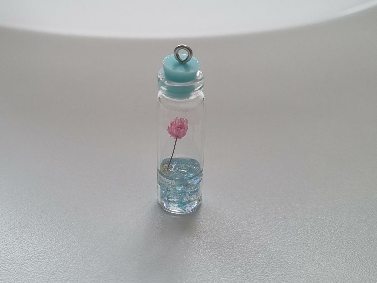 1 st glasflaska miniatyr, miniflaska till dockskåp, tittskåp (blå)