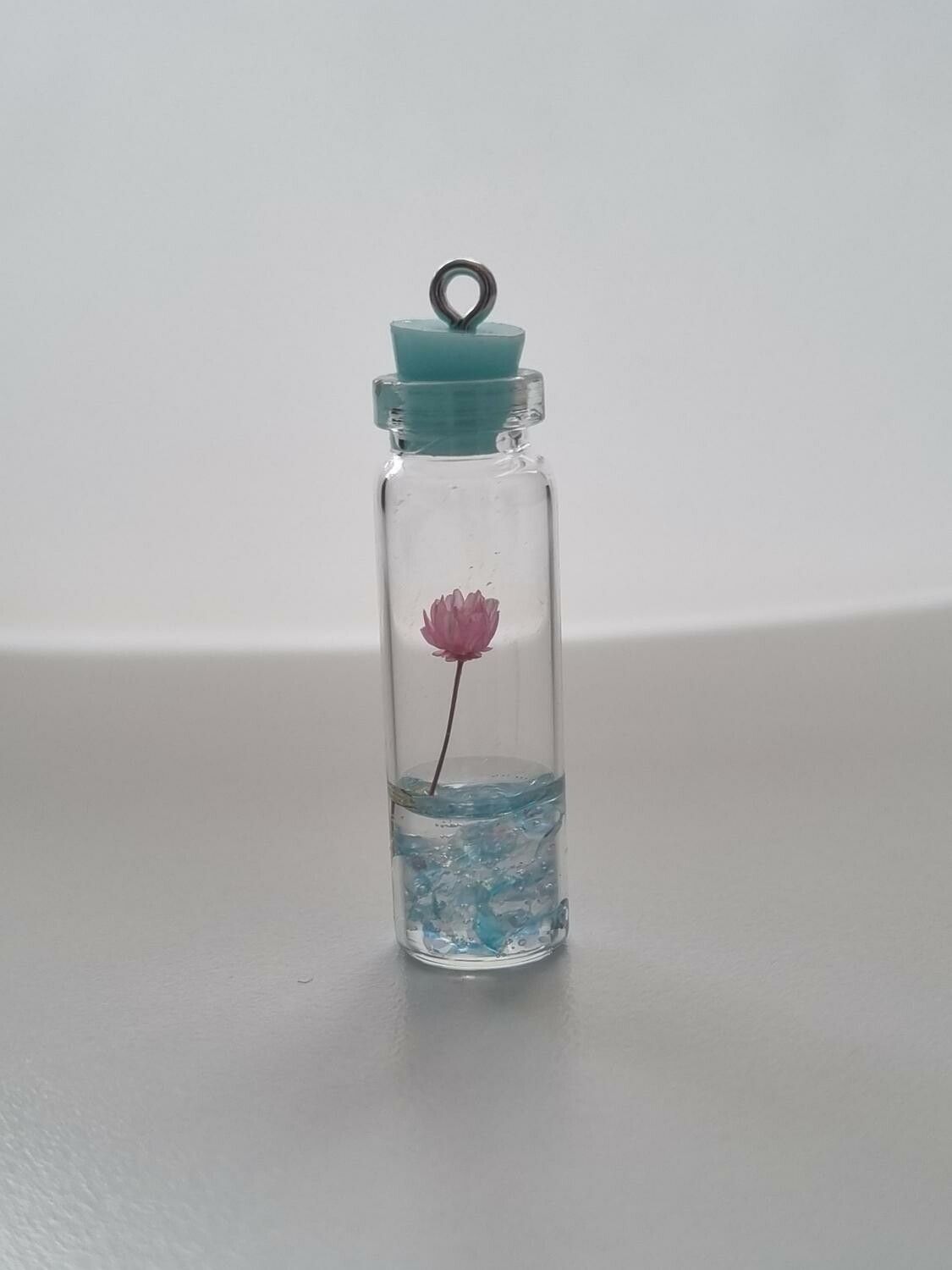 1 st glasflaska miniatyr, miniflaska till dockskåp, tittskåp (blå)