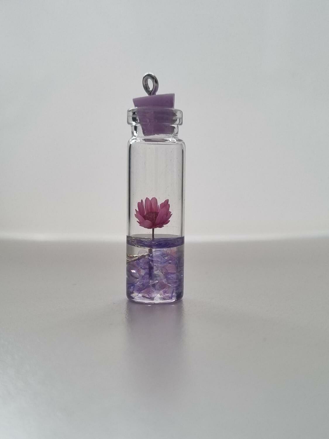 1 st glasflaska miniatyr, miniflaska till dockskåp, tittskåp (lila)