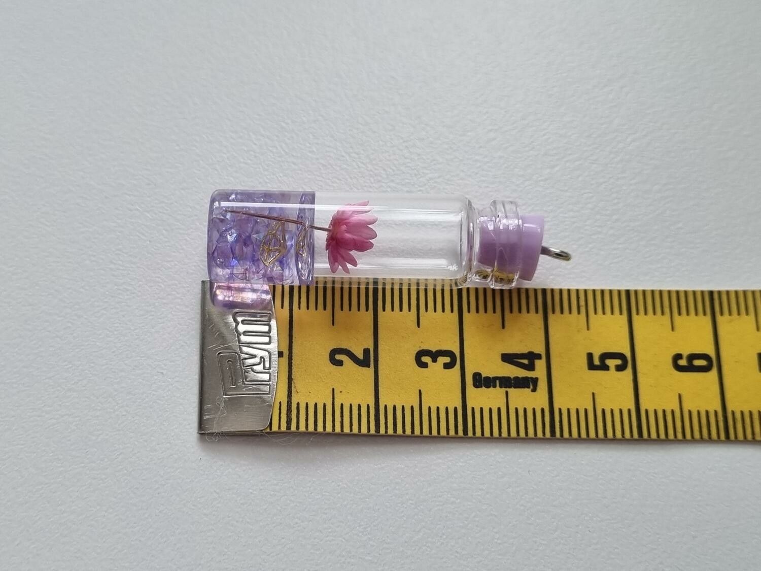 1 st glasflaska miniatyr, miniflaska till dockskåp, tittskåp (lila)