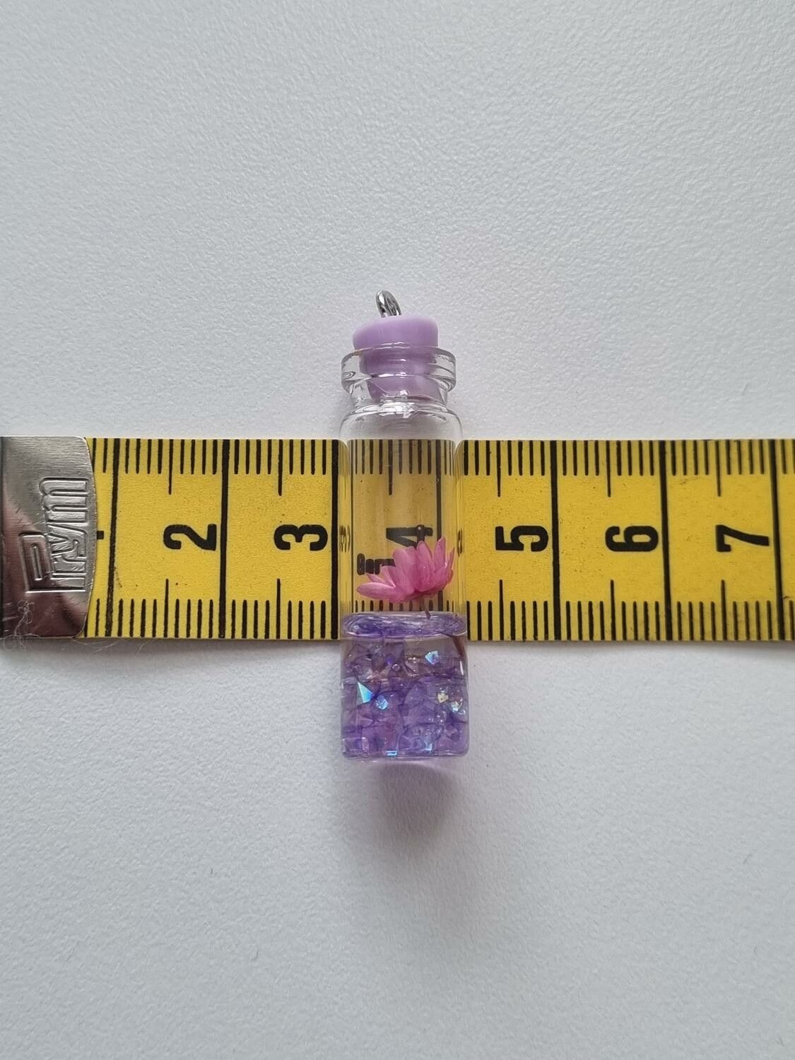 1 st glasflaska miniatyr, miniflaska till dockskåp, tittskåp (lila)