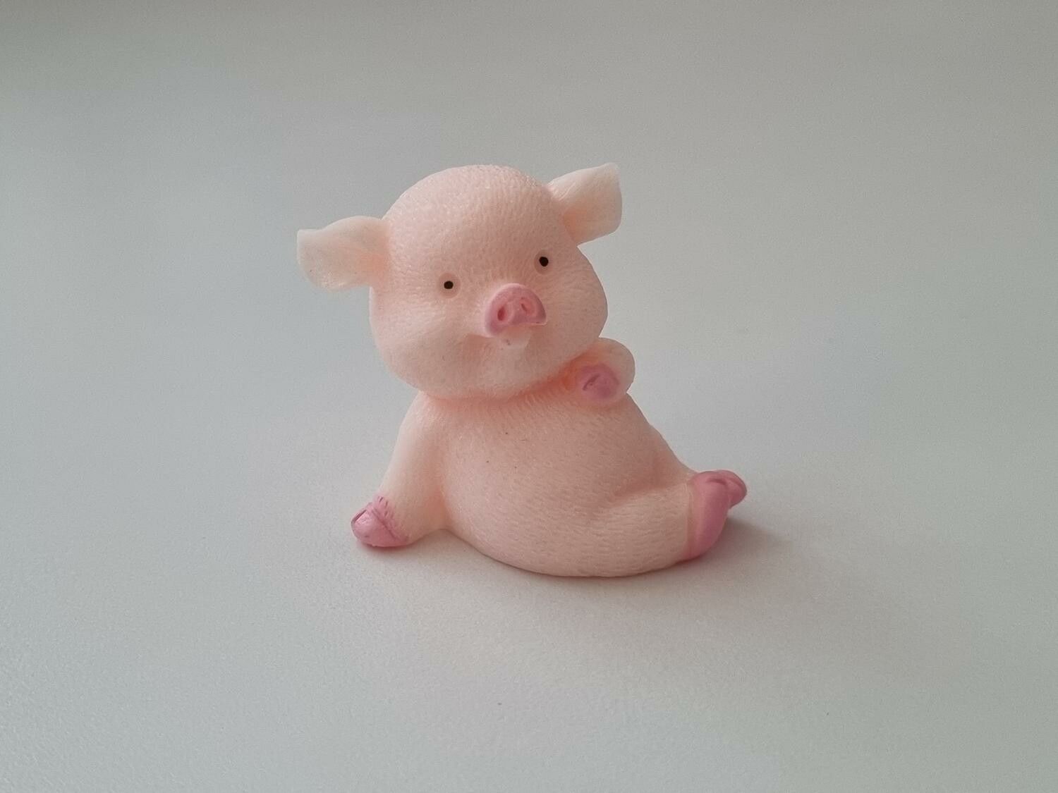 Handmålad gris som vilar - miniatyr till dockskåp dockhus