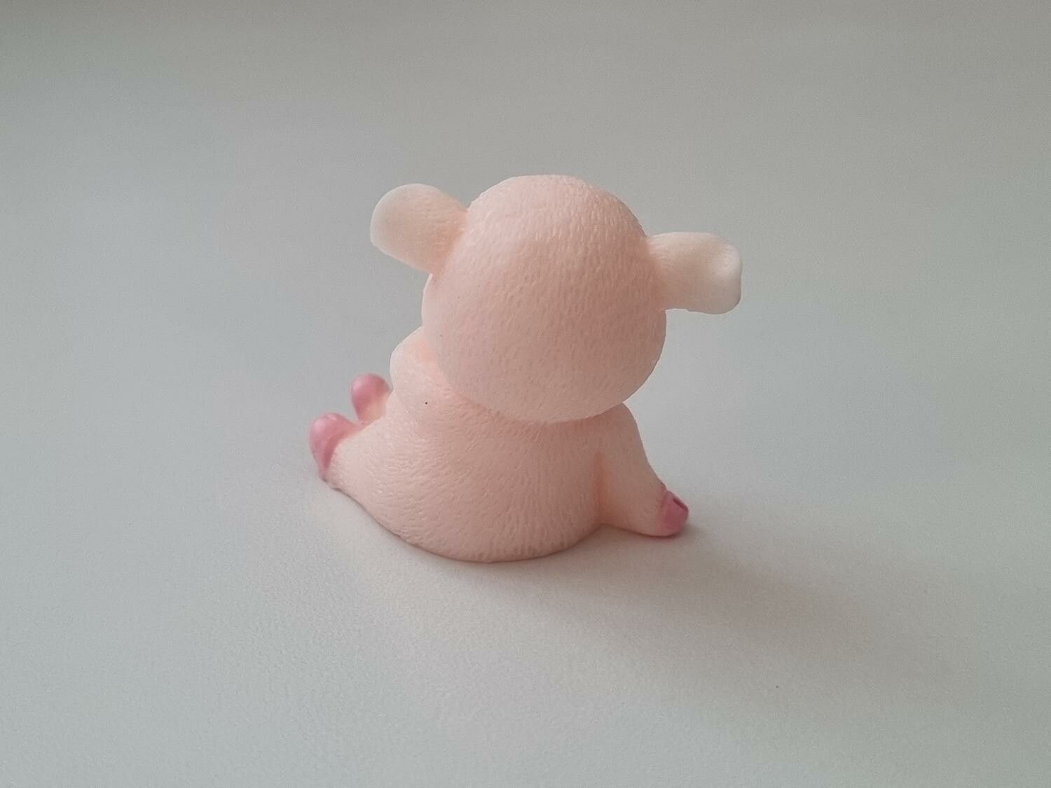 Handmålad gris som vilar - miniatyr till dockskåp dockhus