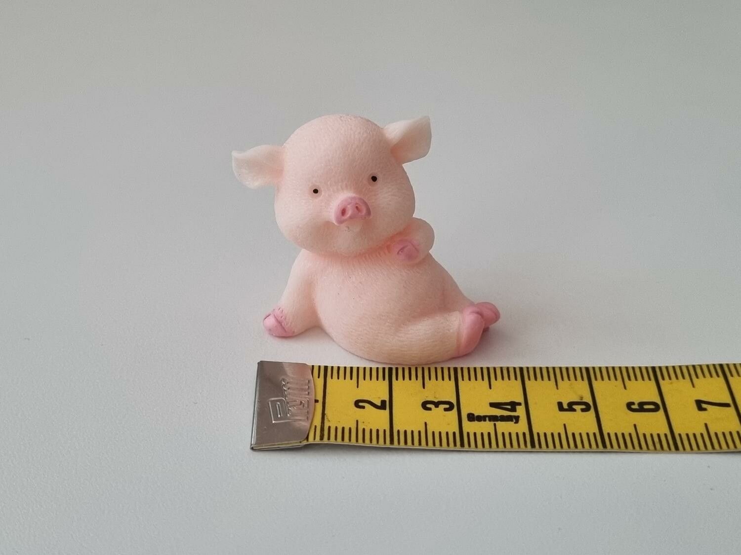 Handmålad gris som vilar - miniatyr till dockskåp dockhus
