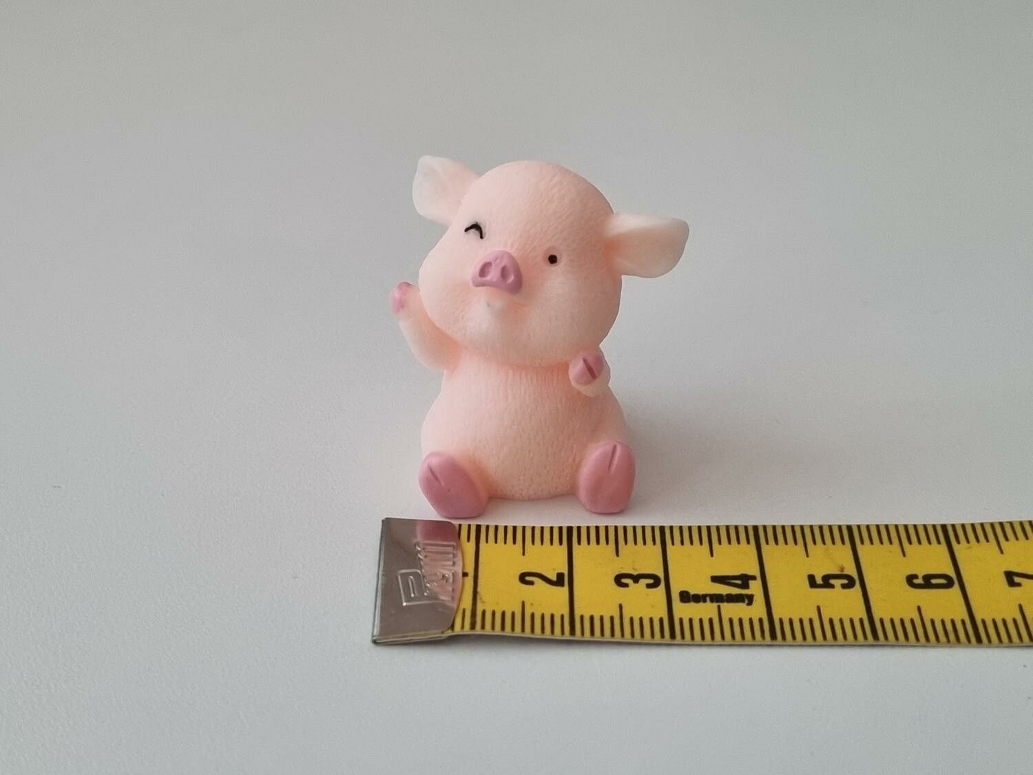 Handmålad flörtande liten gris - miniatyr till dockskåp dockhus