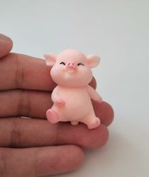 Handmålad gris som ligger på rygg - miniatyr till dockskåp dockhus