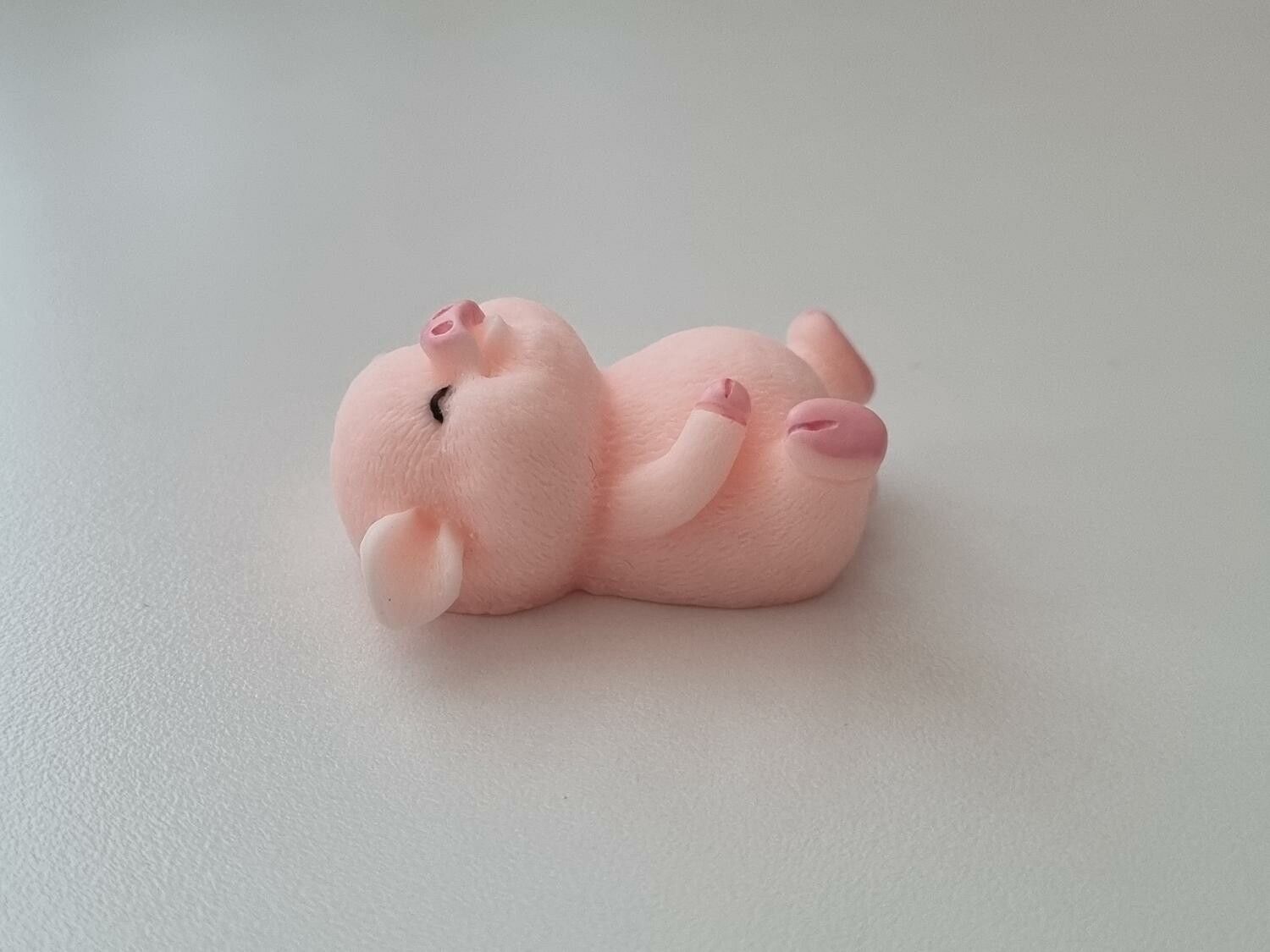 Handmålad gris som ligger på rygg - miniatyr till dockskåp dockhus