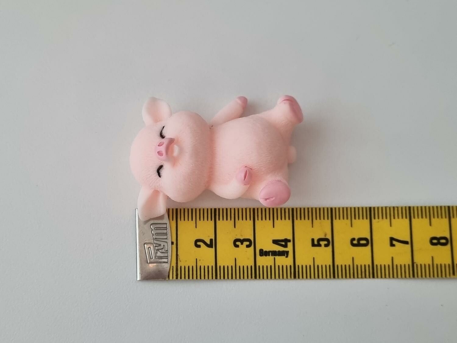 Handmålad gris som ligger på rygg - miniatyr till dockskåp dockhus