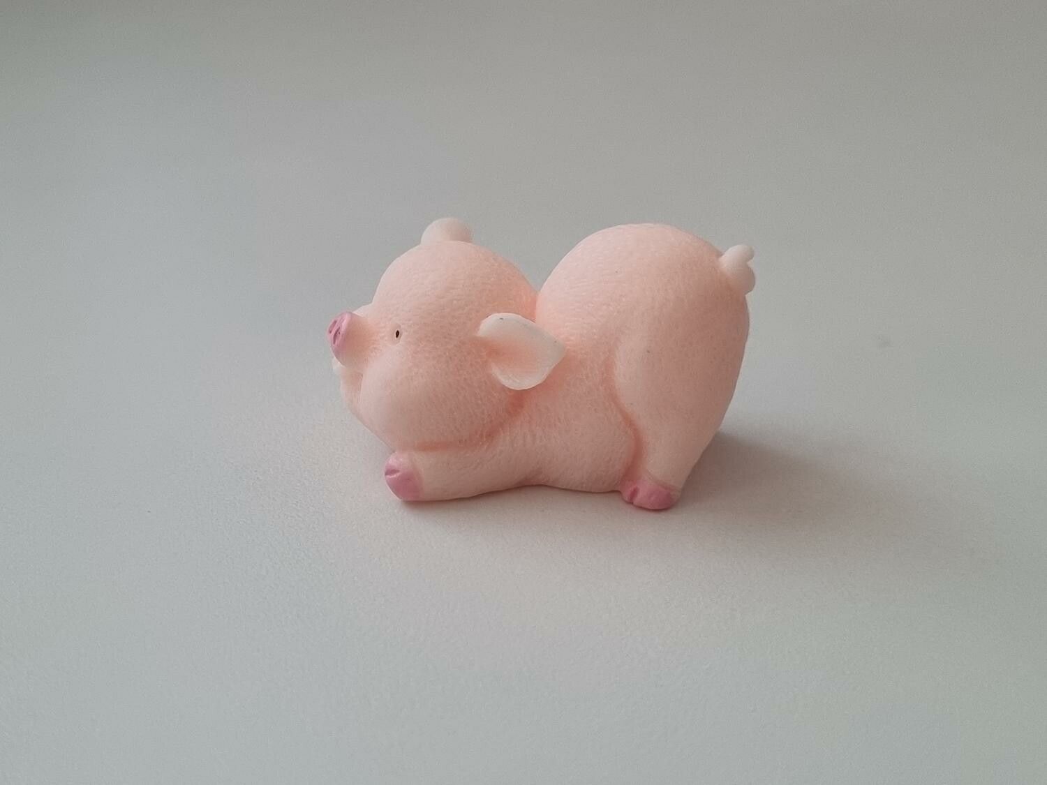 Handmålad lekfull gris - miniatyr till dockskåp dockhus