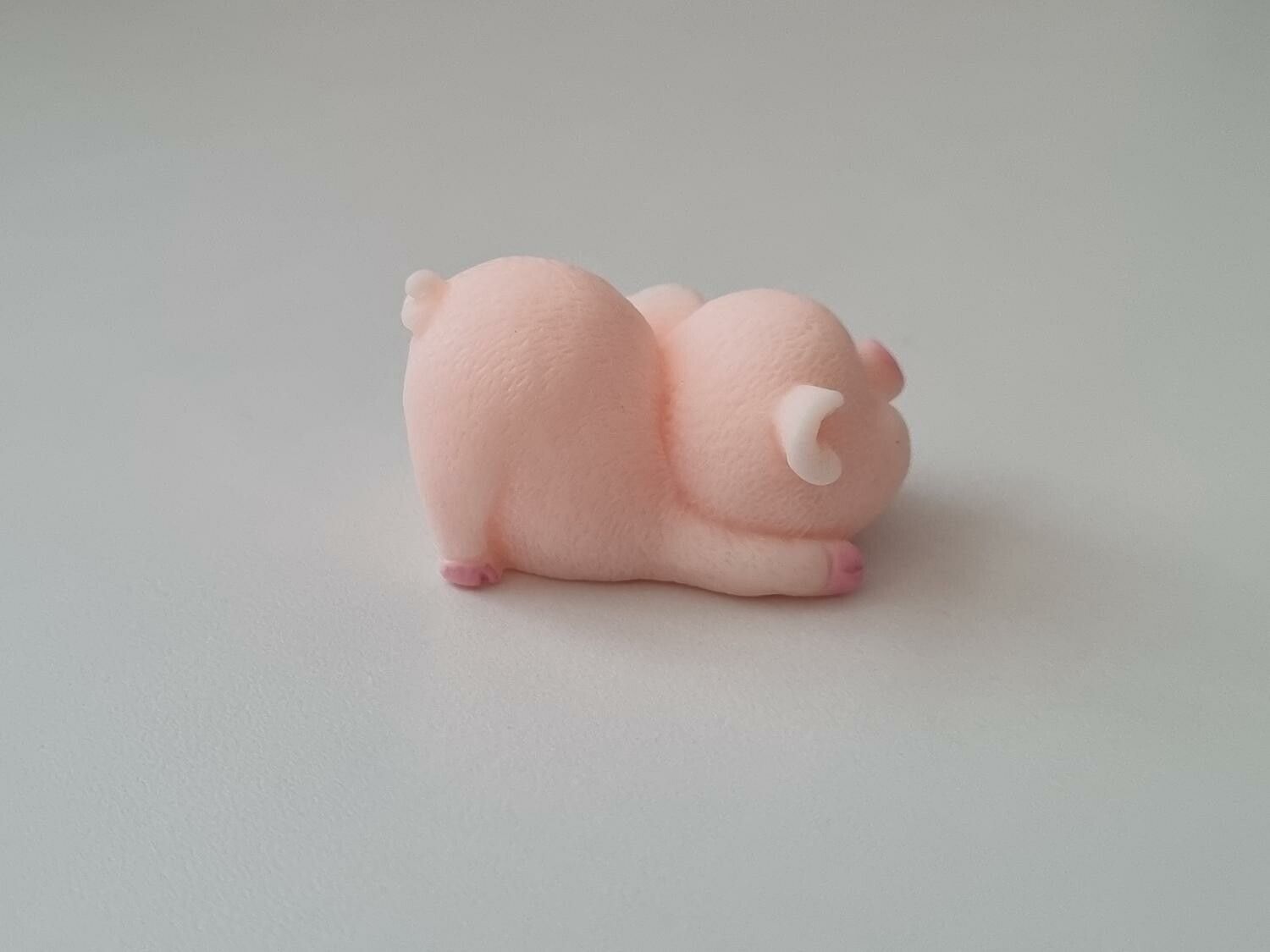 Handmålad lekfull gris - miniatyr till dockskåp dockhus