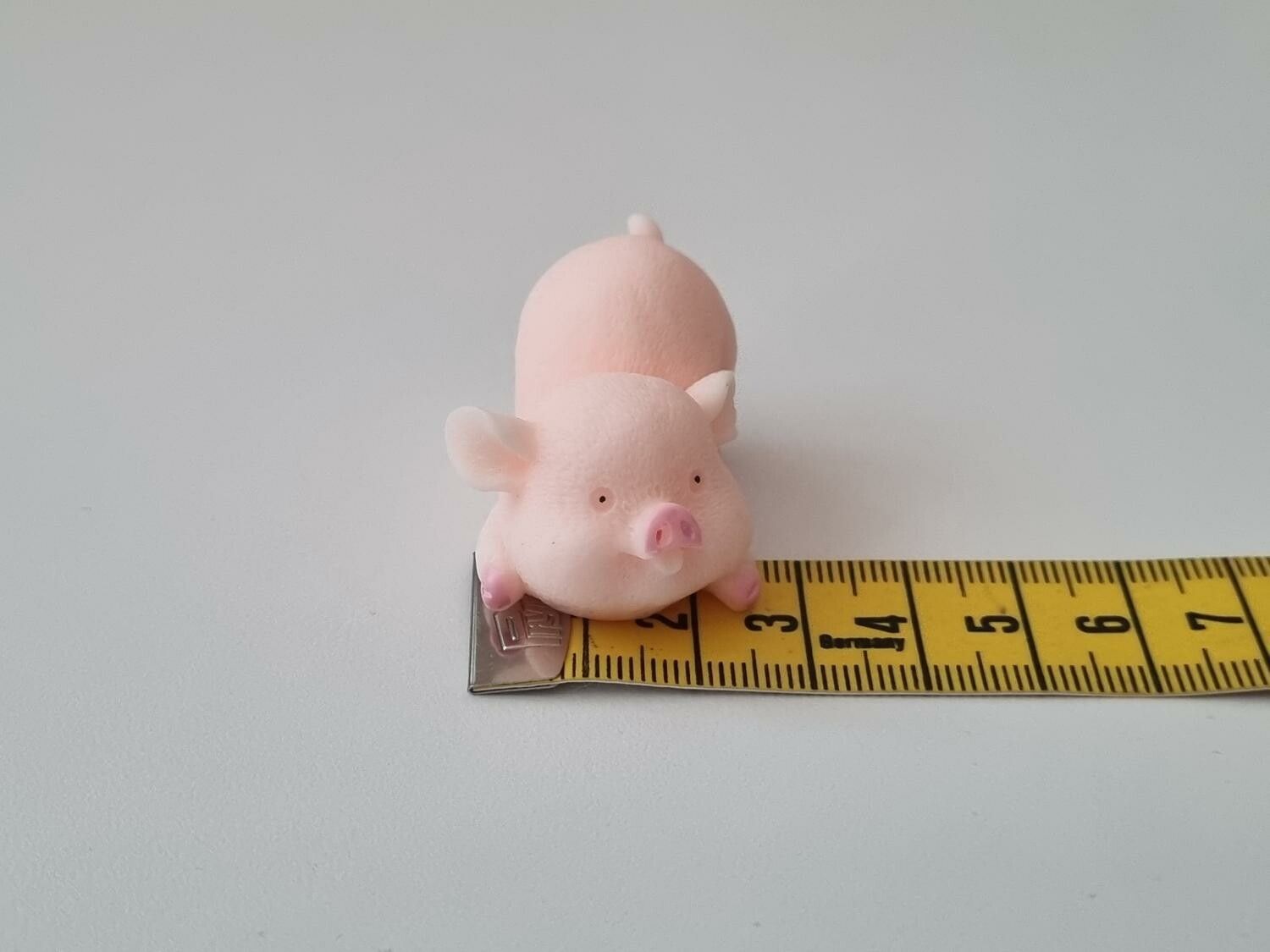 Handmålad lekfull gris - miniatyr till dockskåp dockhus