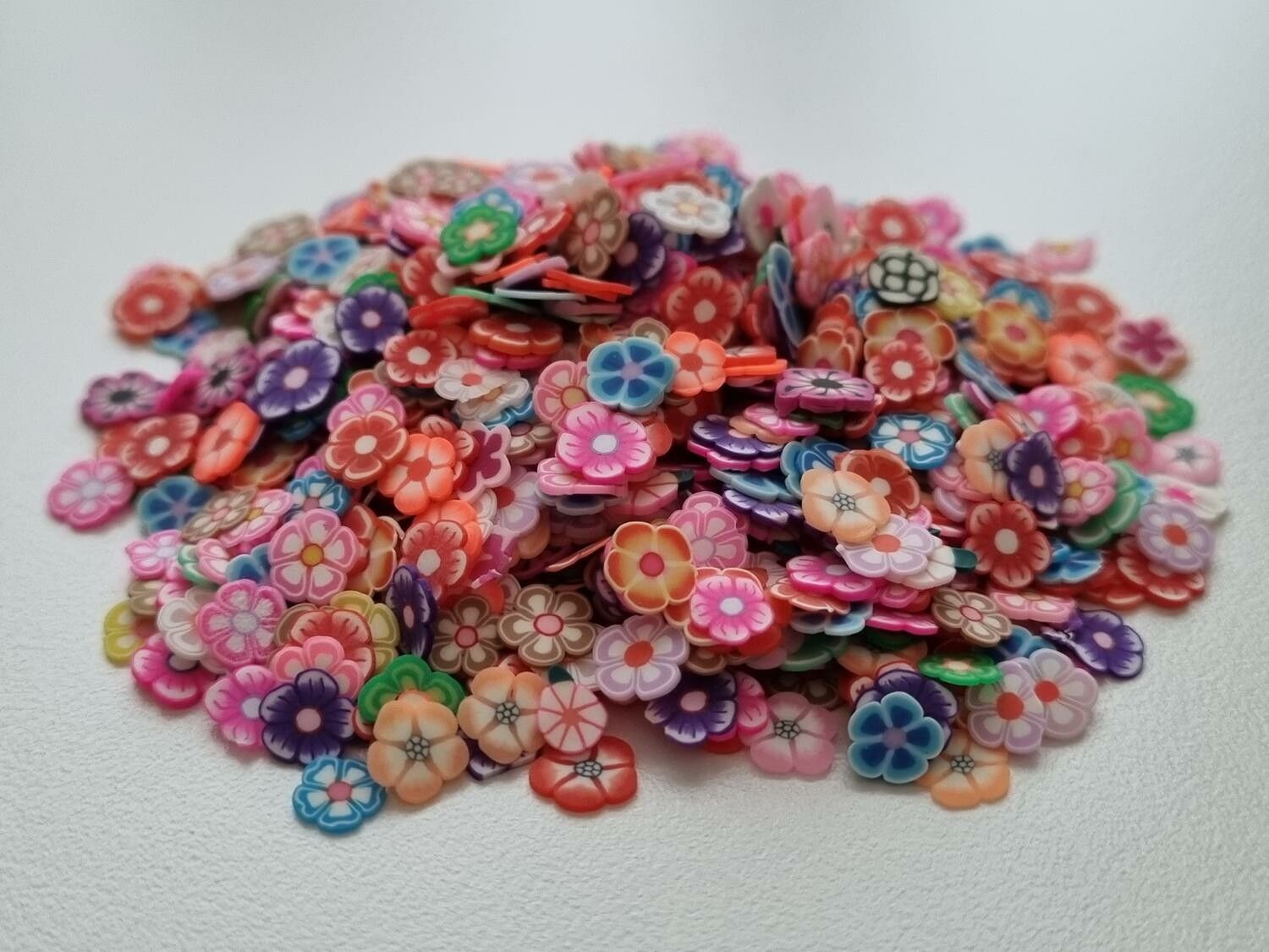 1000 st små blommor av mjuk lera, polymerlera för scrapbooking