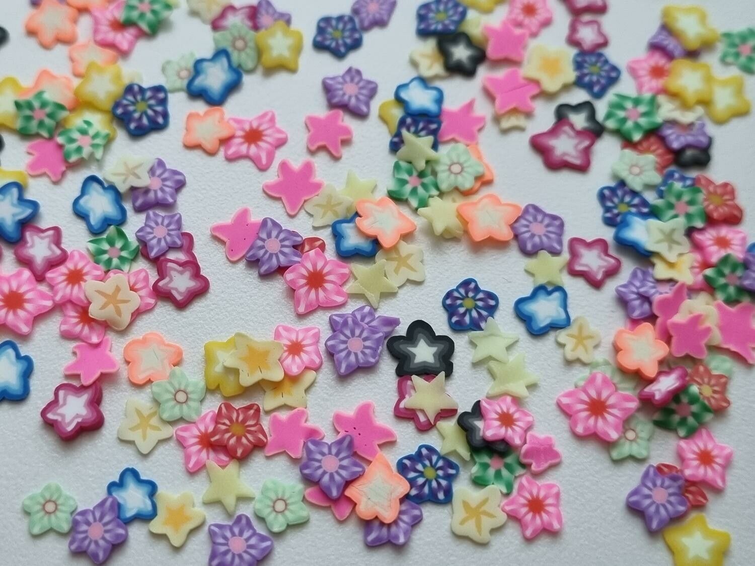 1000 st små stjärnor av mjuk lera, polymerlera för scrapbooking