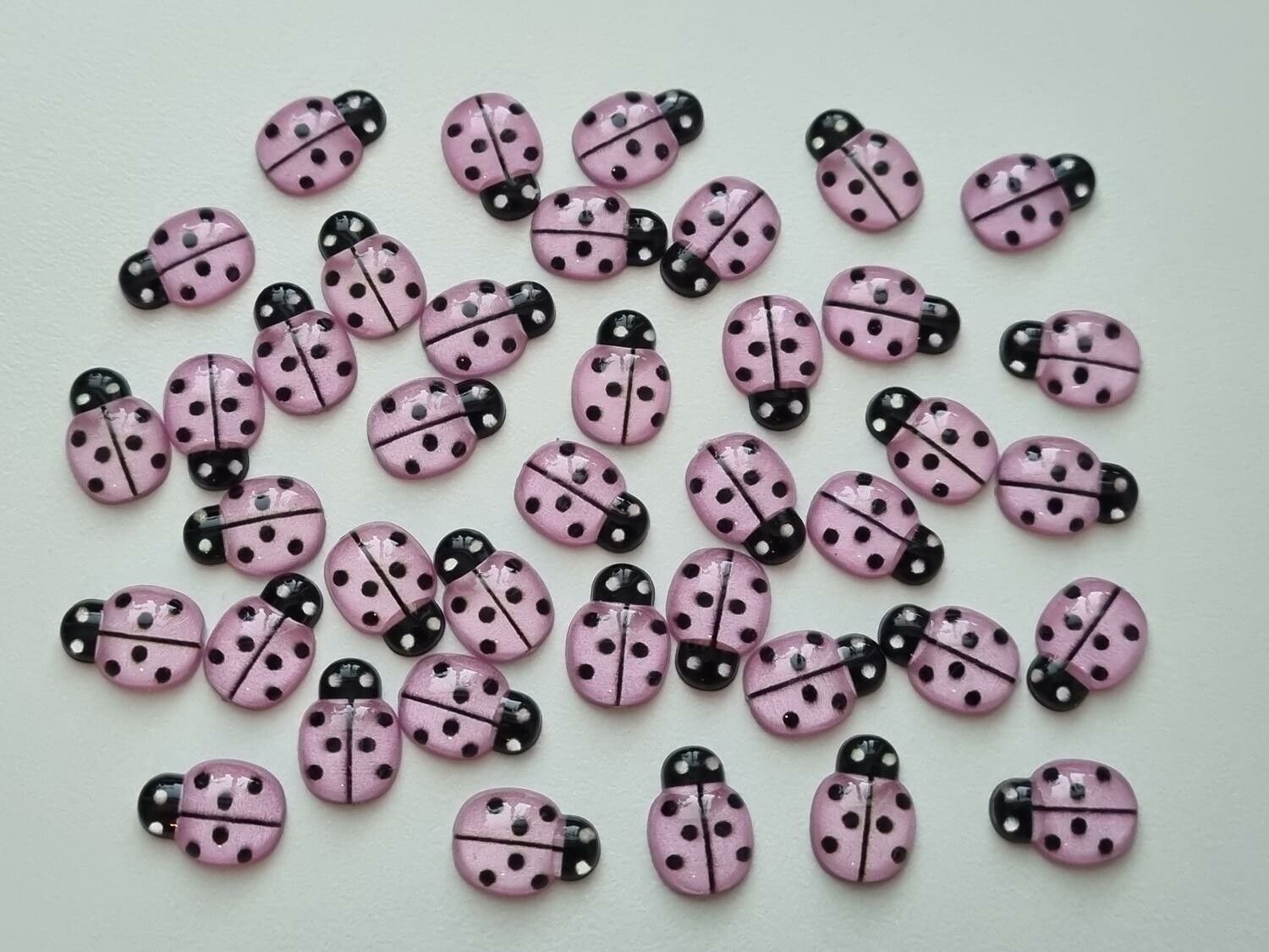25 st nyckelpigor i resin, miniatyrer (ljusrosa)