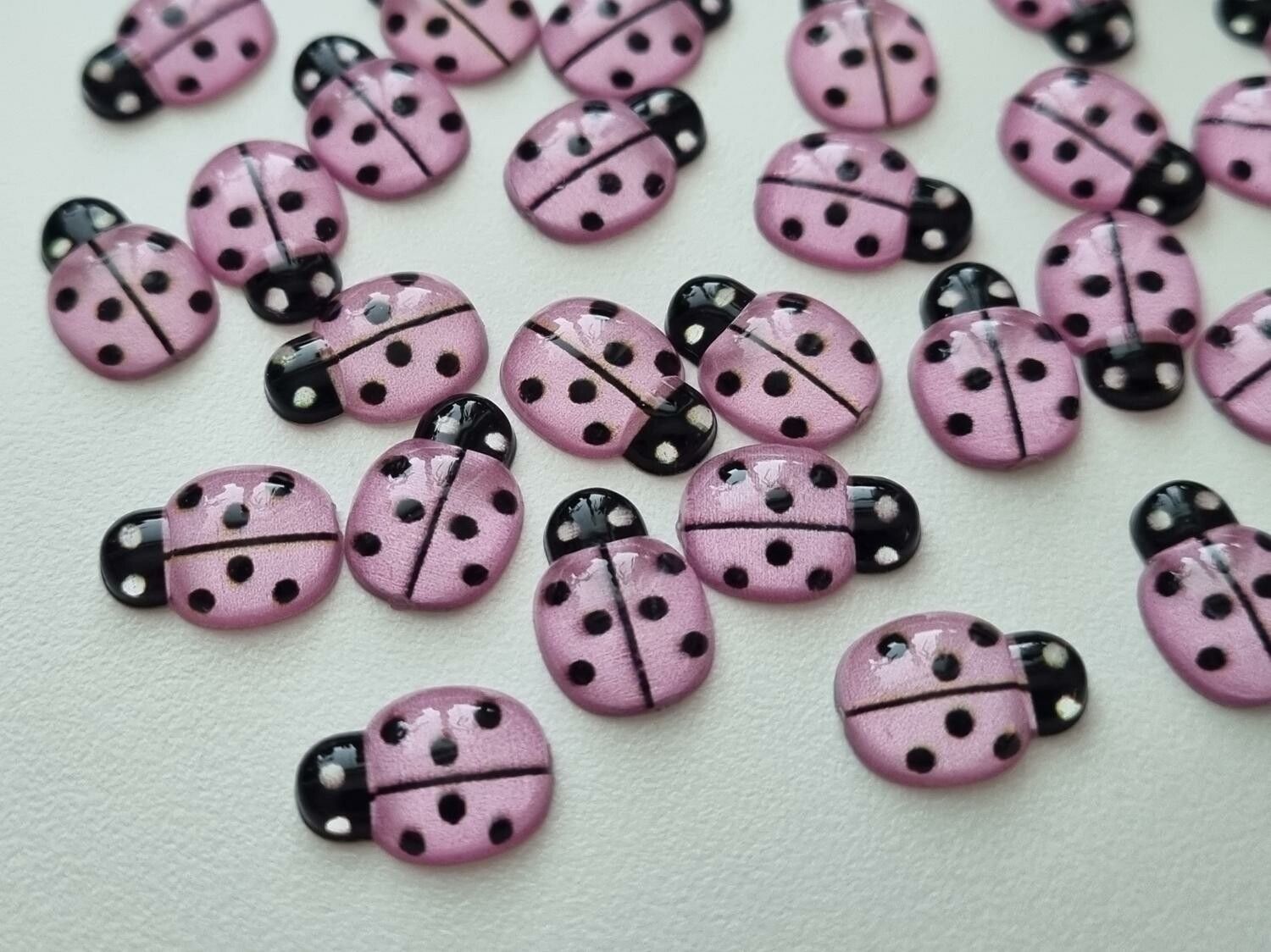 25 st nyckelpigor i resin, miniatyrer (ljusrosa)