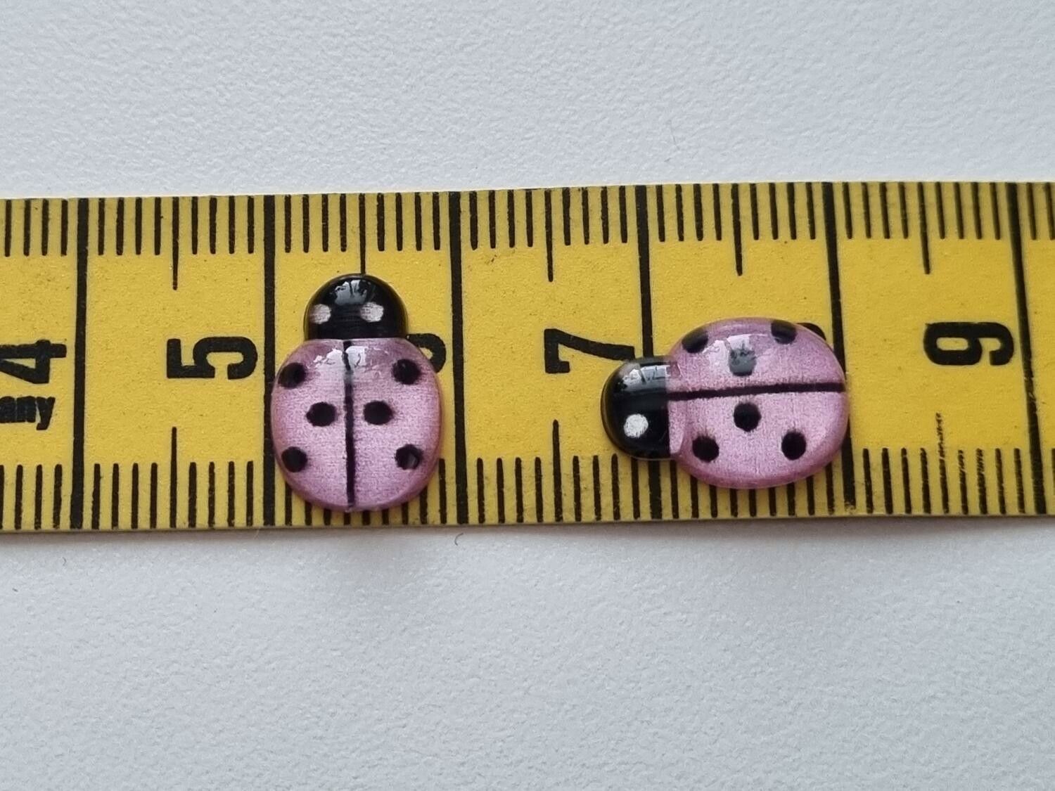 25 st nyckelpigor i resin, miniatyrer (ljusrosa)