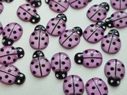 25 st nyckelpigor i resin, miniatyrer (ljuslila)