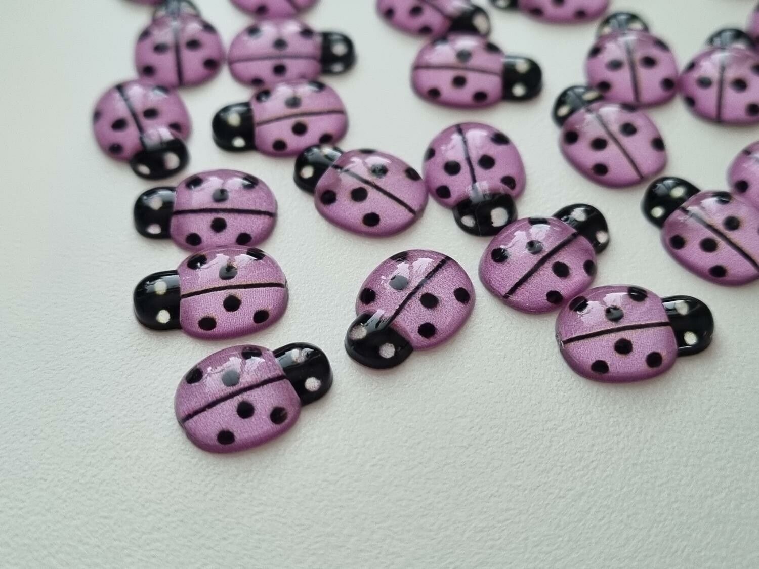 25 st nyckelpigor i resin, miniatyrer (ljuslila)