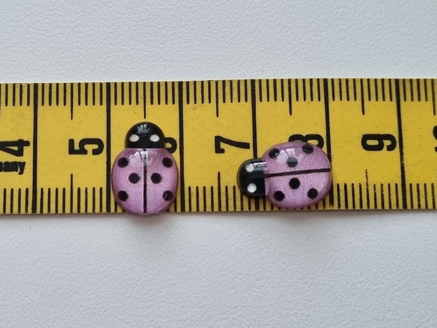25 st nyckelpigor i resin, miniatyrer (ljuslila)