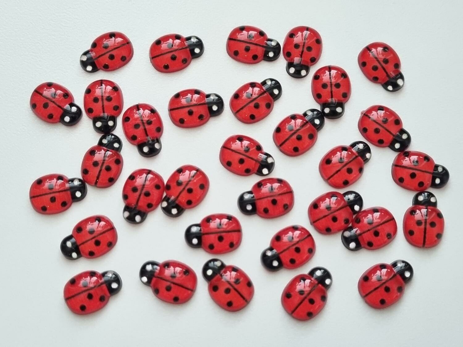 25 st nyckelpigor i resin, miniatyrer (röda)