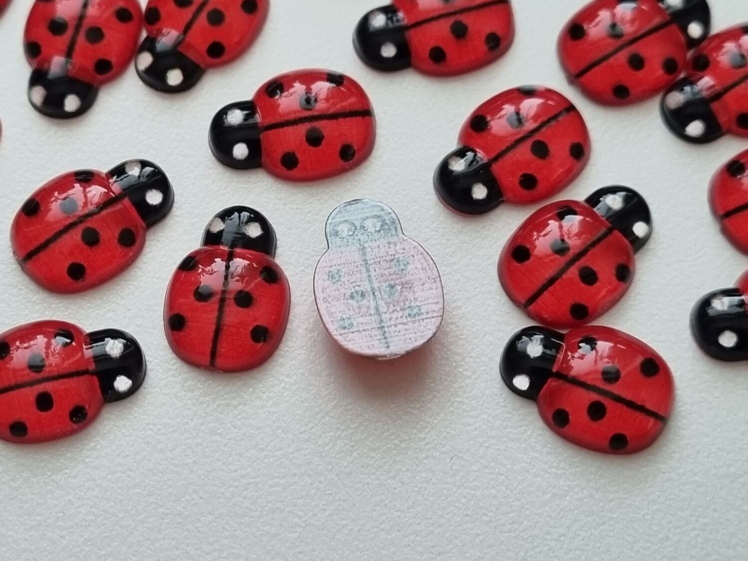 25 st nyckelpigor i resin, miniatyrer (röda)