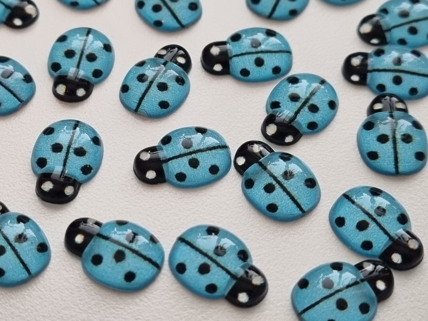 25 st nyckelpigor i resin, miniatyrer (blå)