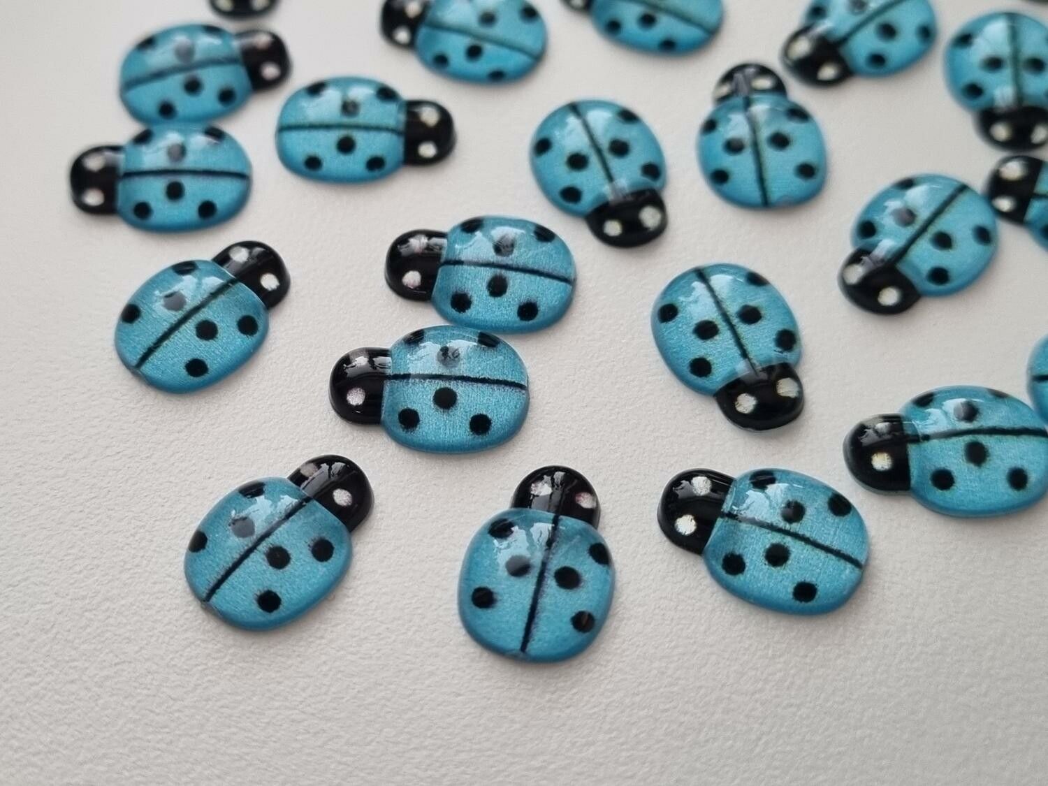 25 st nyckelpigor i resin, miniatyrer (blå)