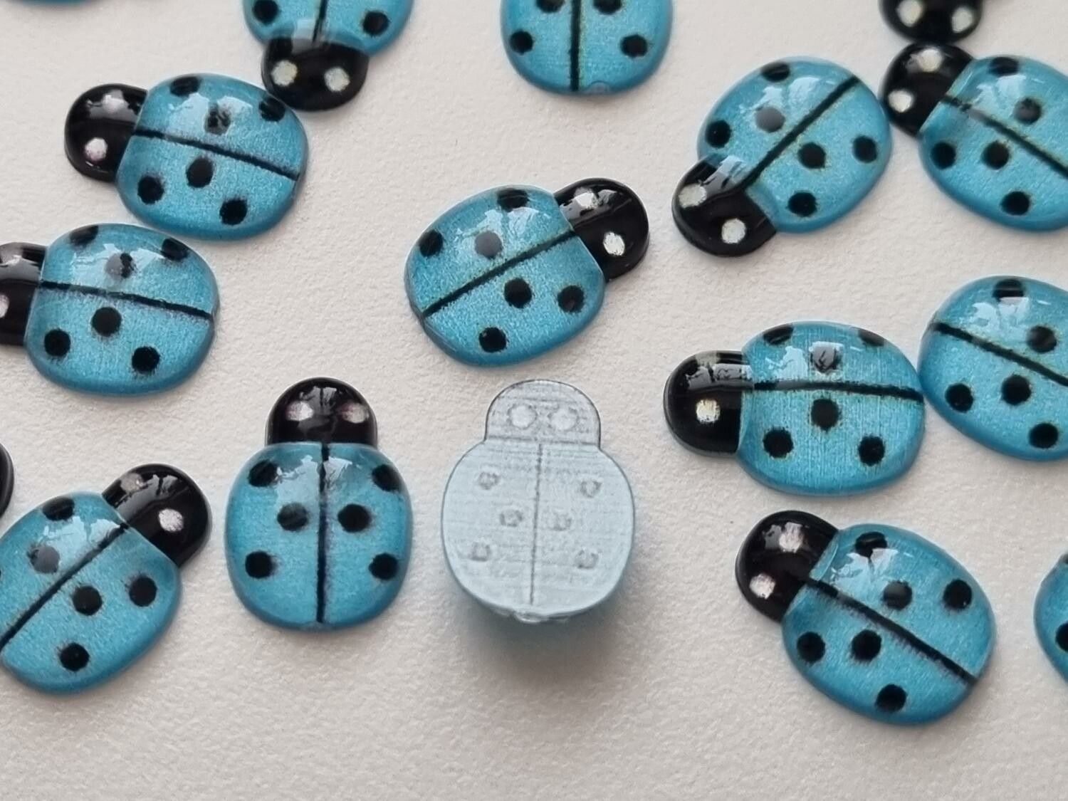 25 st nyckelpigor i resin, miniatyrer (blå)