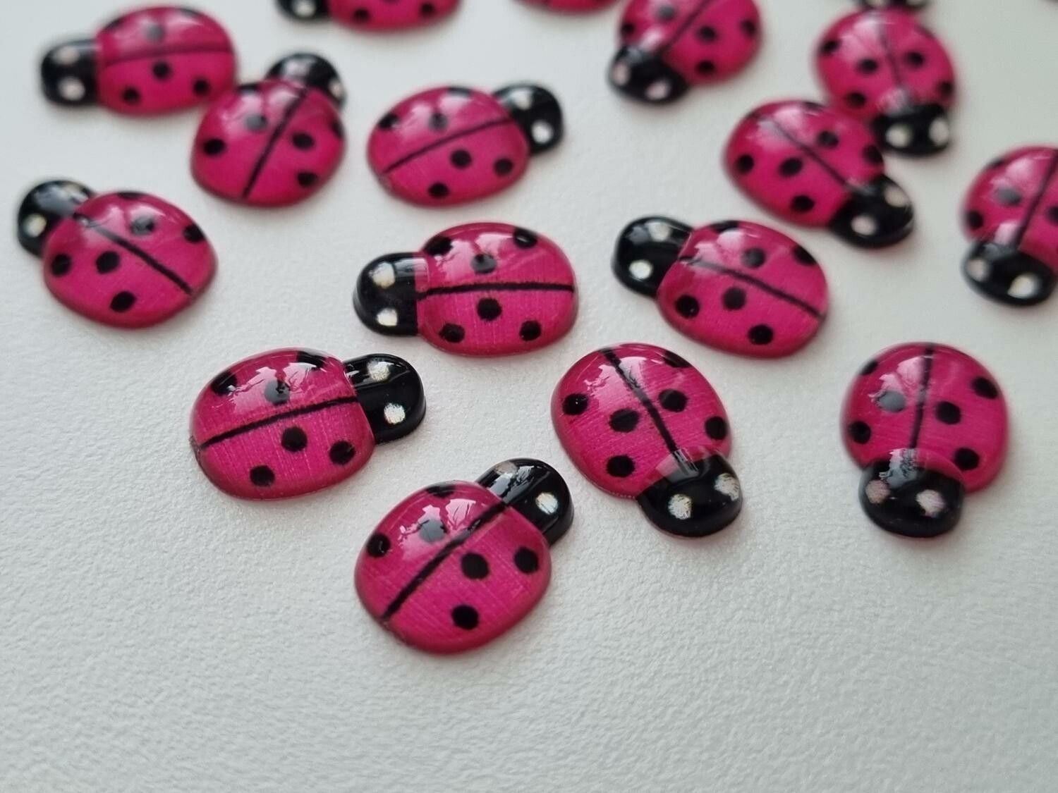25 st nyckelpigor i resin, miniatyrer (cerise)