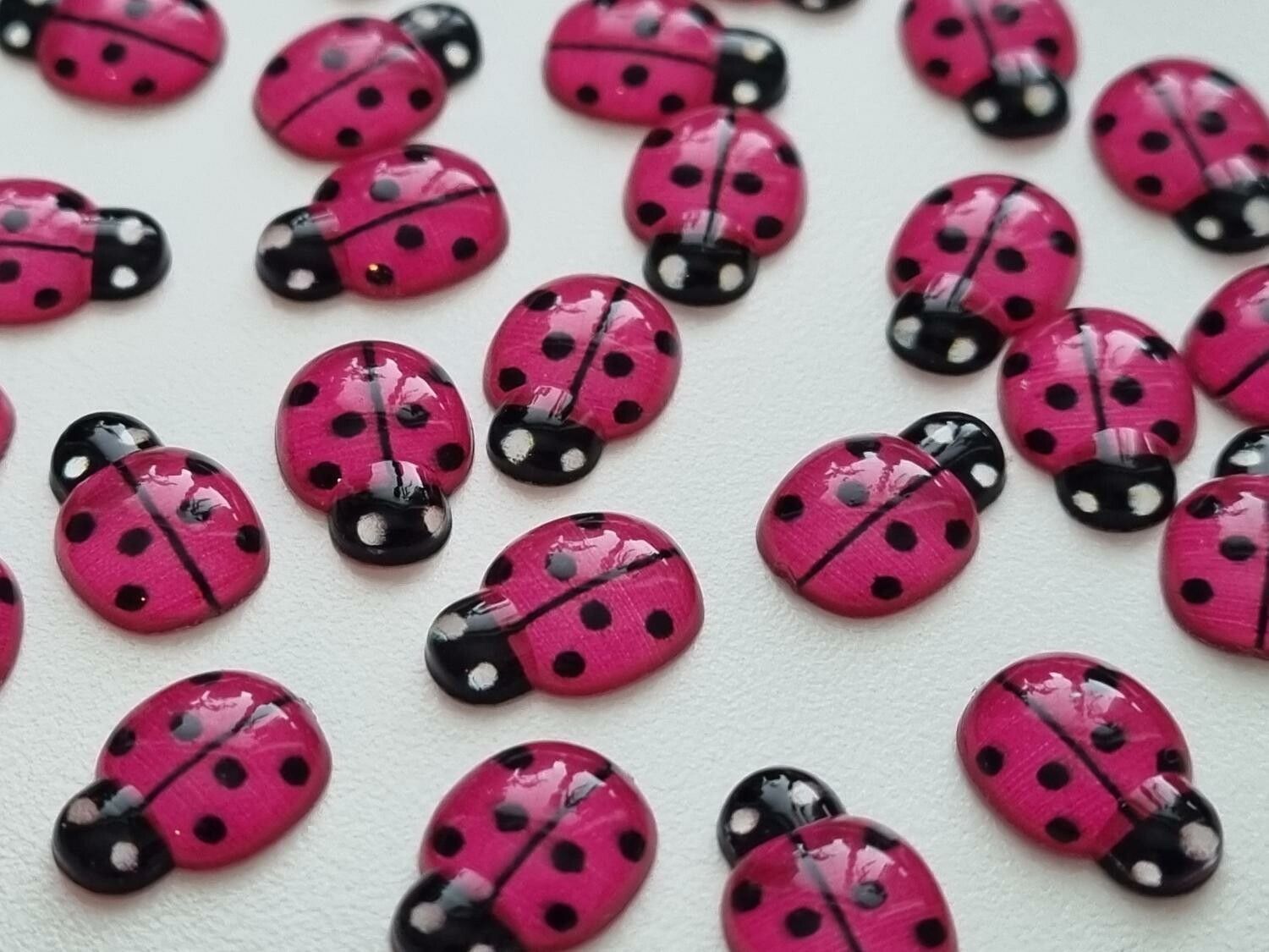 25 st nyckelpigor i resin, miniatyrer (cerise)
