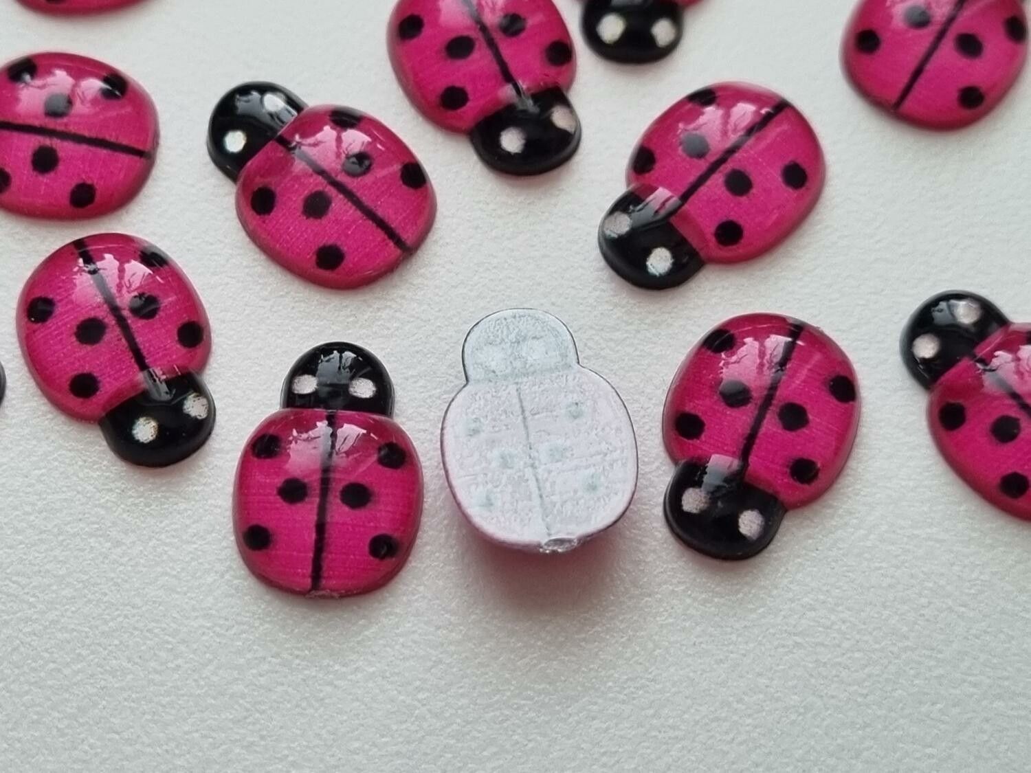 25 st nyckelpigor i resin, miniatyrer (cerise)