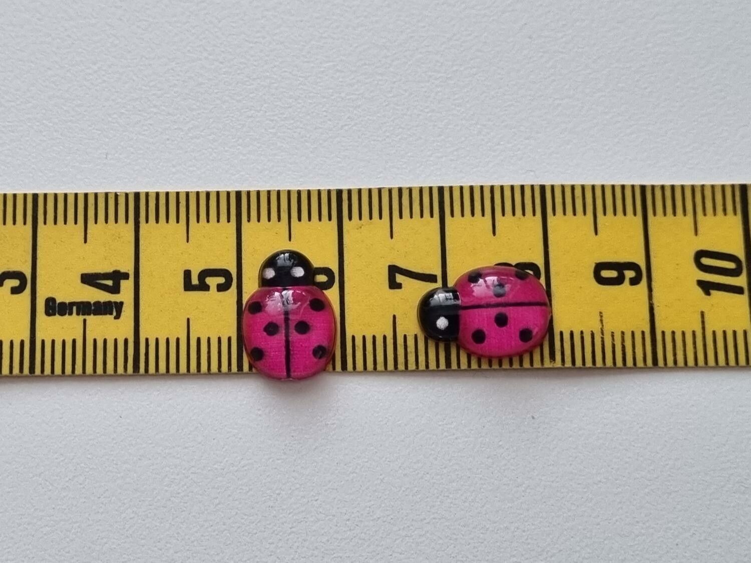 25 st nyckelpigor i resin, miniatyrer (cerise)