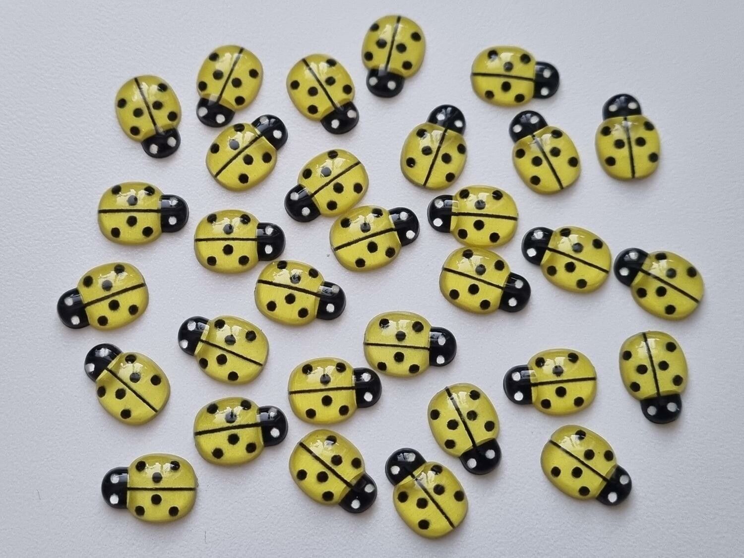 25 st nyckelpigor i resin, miniatyrer (gula)
