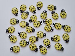 25 st nyckelpigor i resin, miniatyrer (gula)