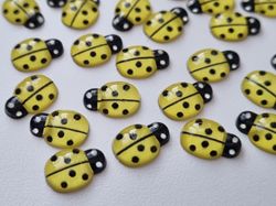 25 st nyckelpigor i resin, miniatyrer (gula)