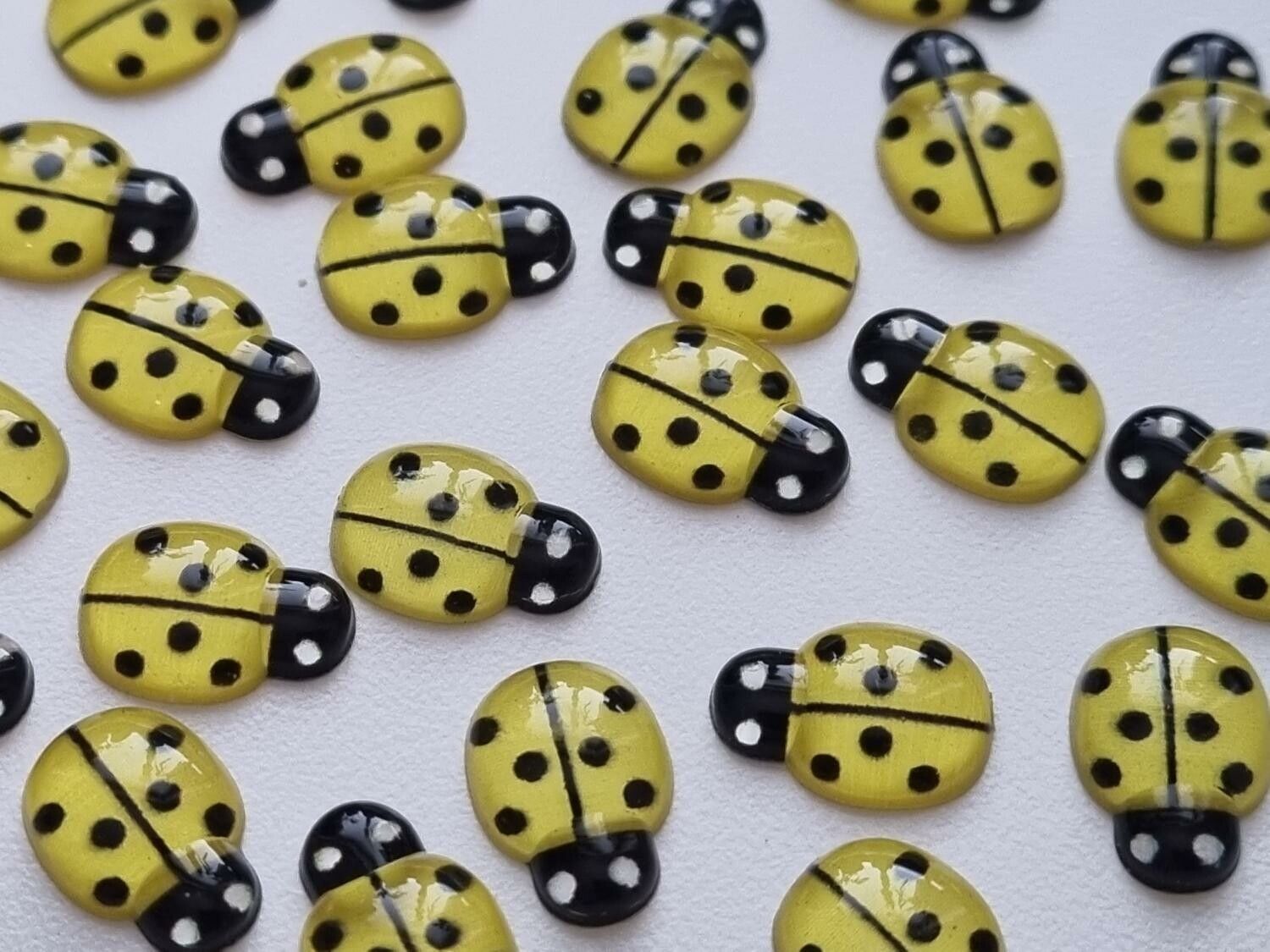 25 st nyckelpigor i resin, miniatyrer (gula)