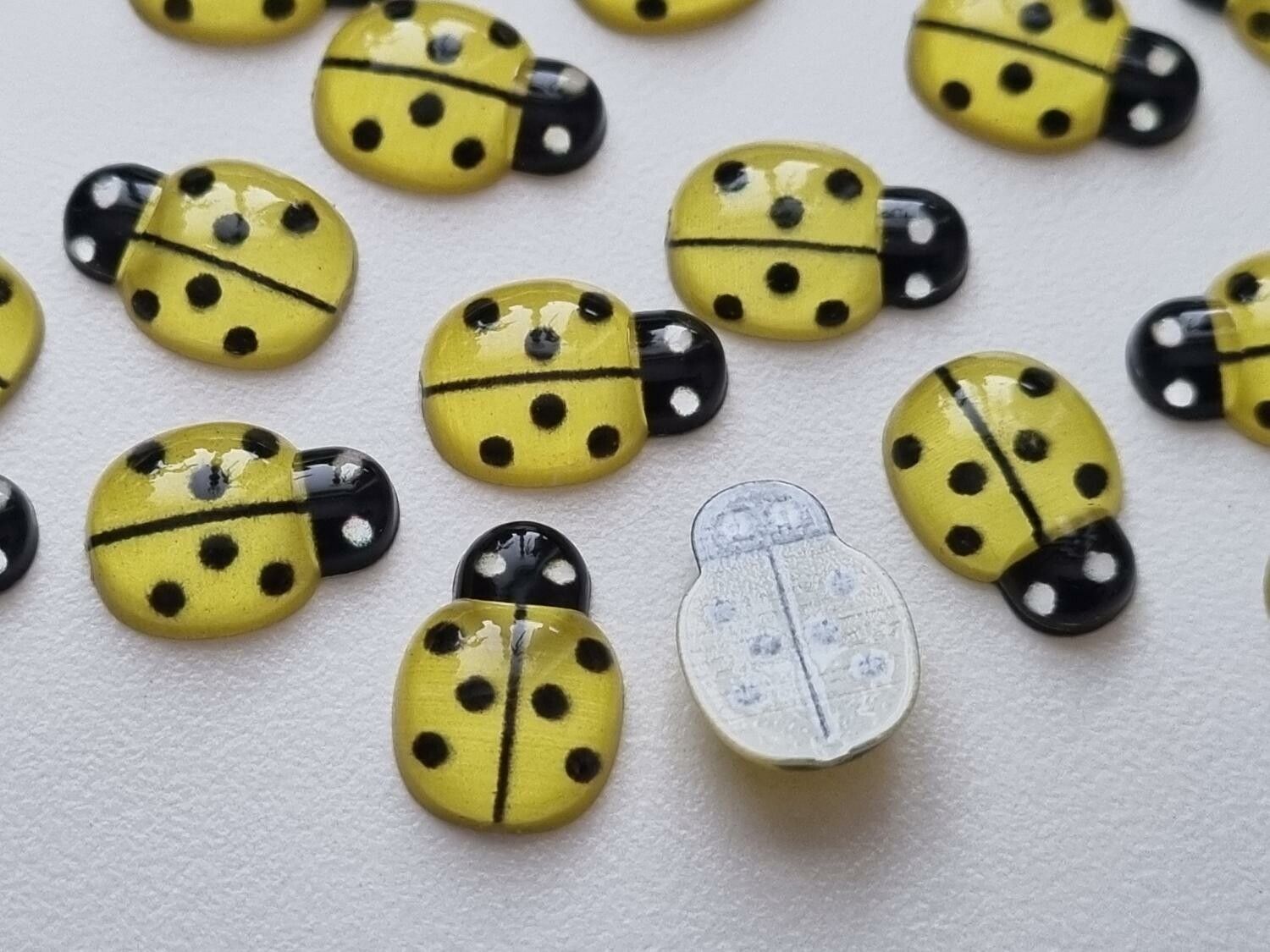 25 st nyckelpigor i resin, miniatyrer (gula)