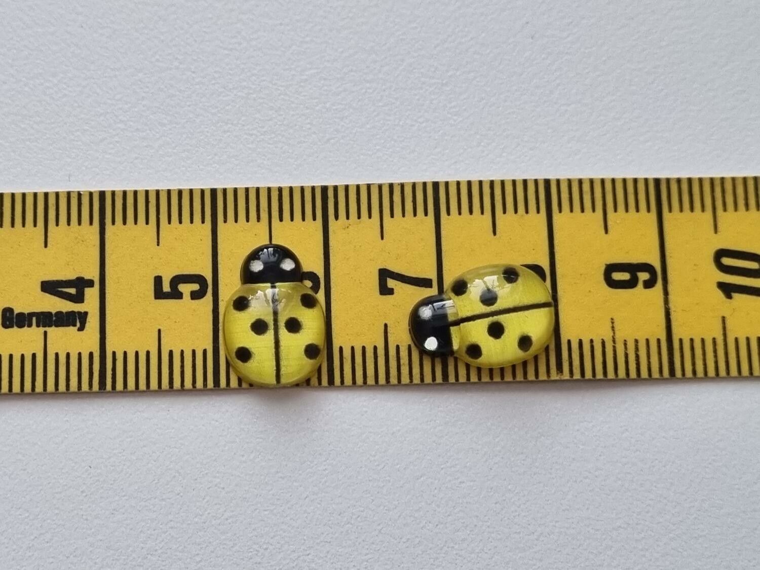 25 st nyckelpigor i resin, miniatyrer (gula)